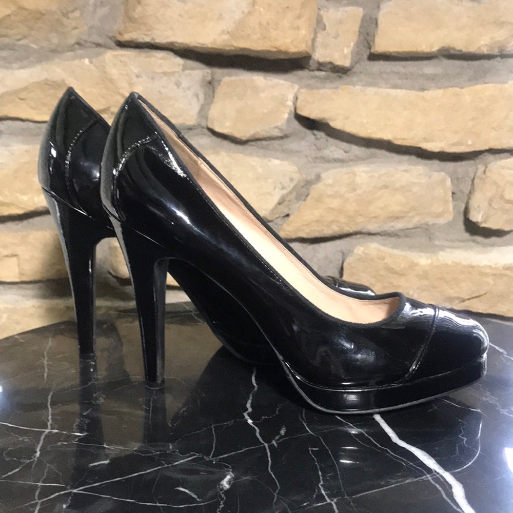 Victor Alfaro Classic Black Pumps